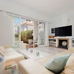 House With Sea And Mountain Views On The Beach, Bahia De Hébergement de vacances *